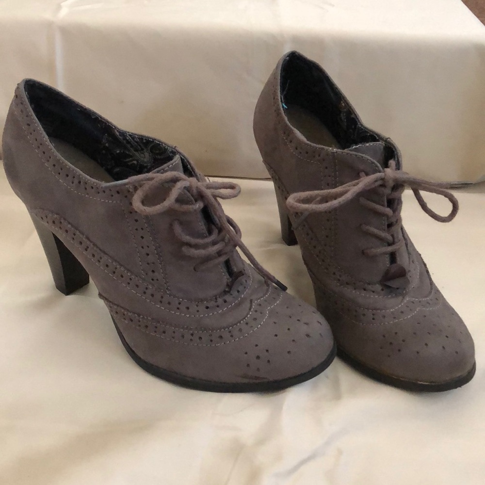 Gray oxford heals 3in